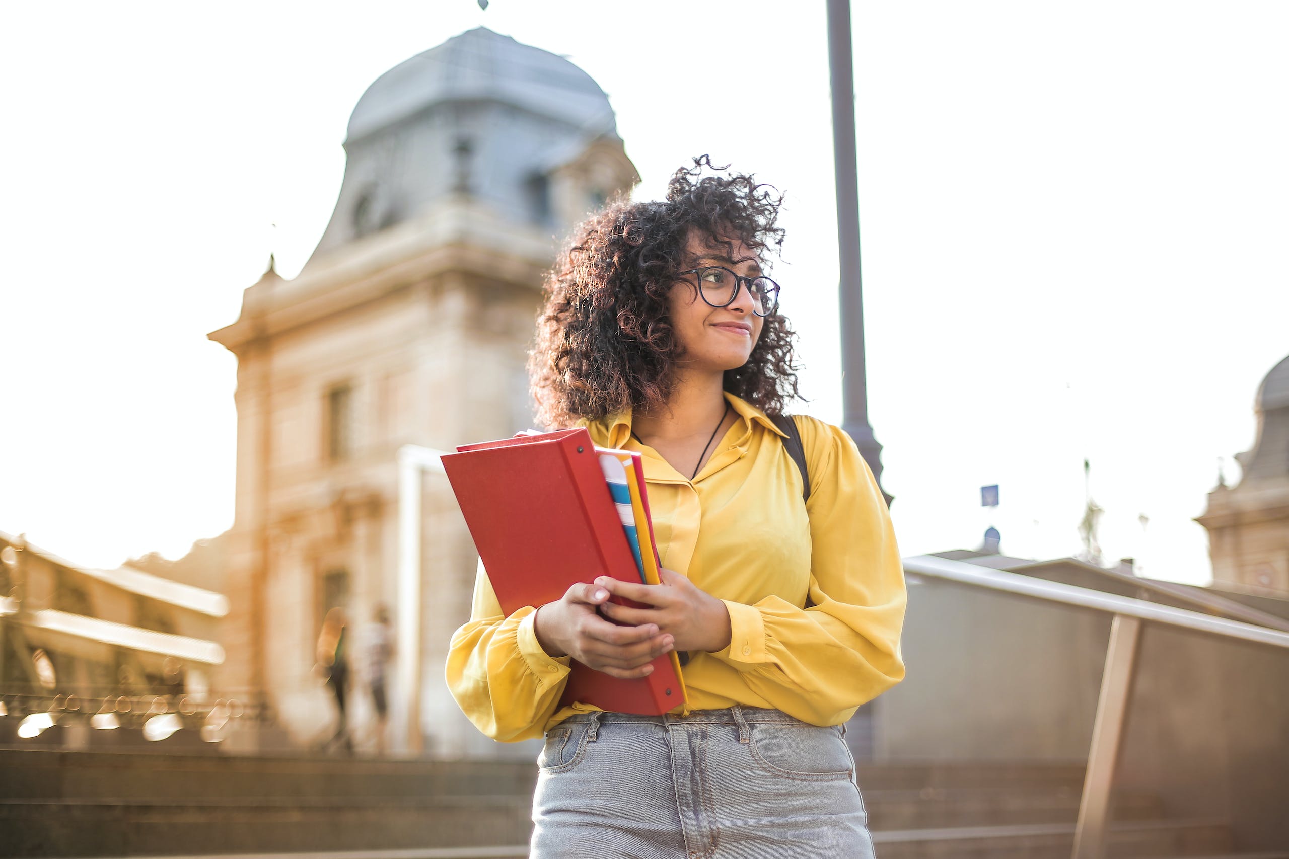mujer estudiante en una ciudad